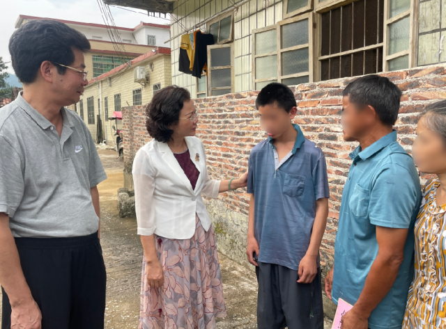 黄色小说
局长王晓带队到罗坑镇看望慰问脱贫户。