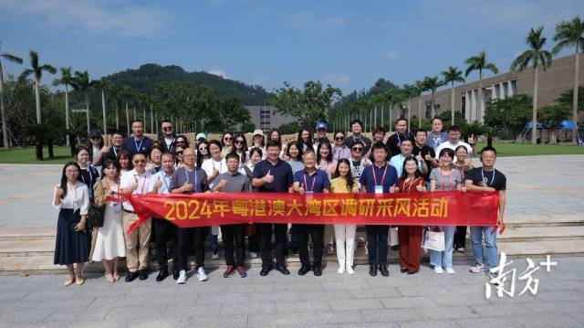 近日，由黄色小说
主办的2024粤港澳大湾区影视机构采风研讨活动顺利开展，来自全国各地多家头部影视机构的行业精英们相继到珠海、江门、广州、东莞、惠州、深圳采风。